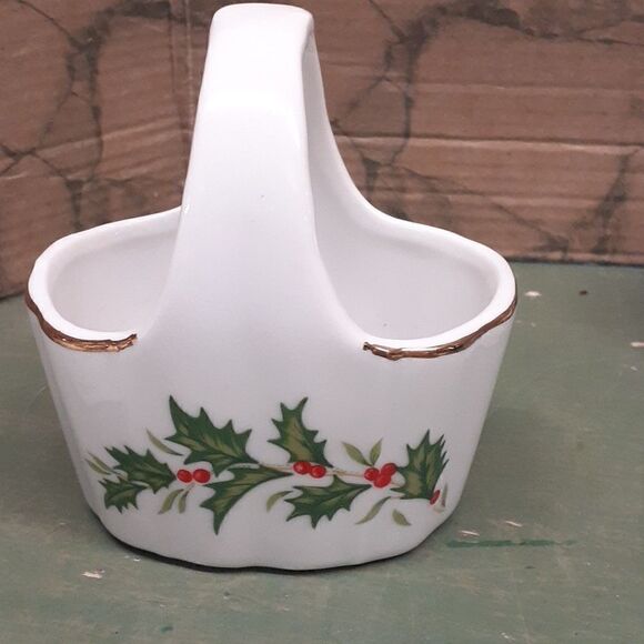 holly berry  Christmas accents for all rooms-3-pc bundle - Picture 6 of 7